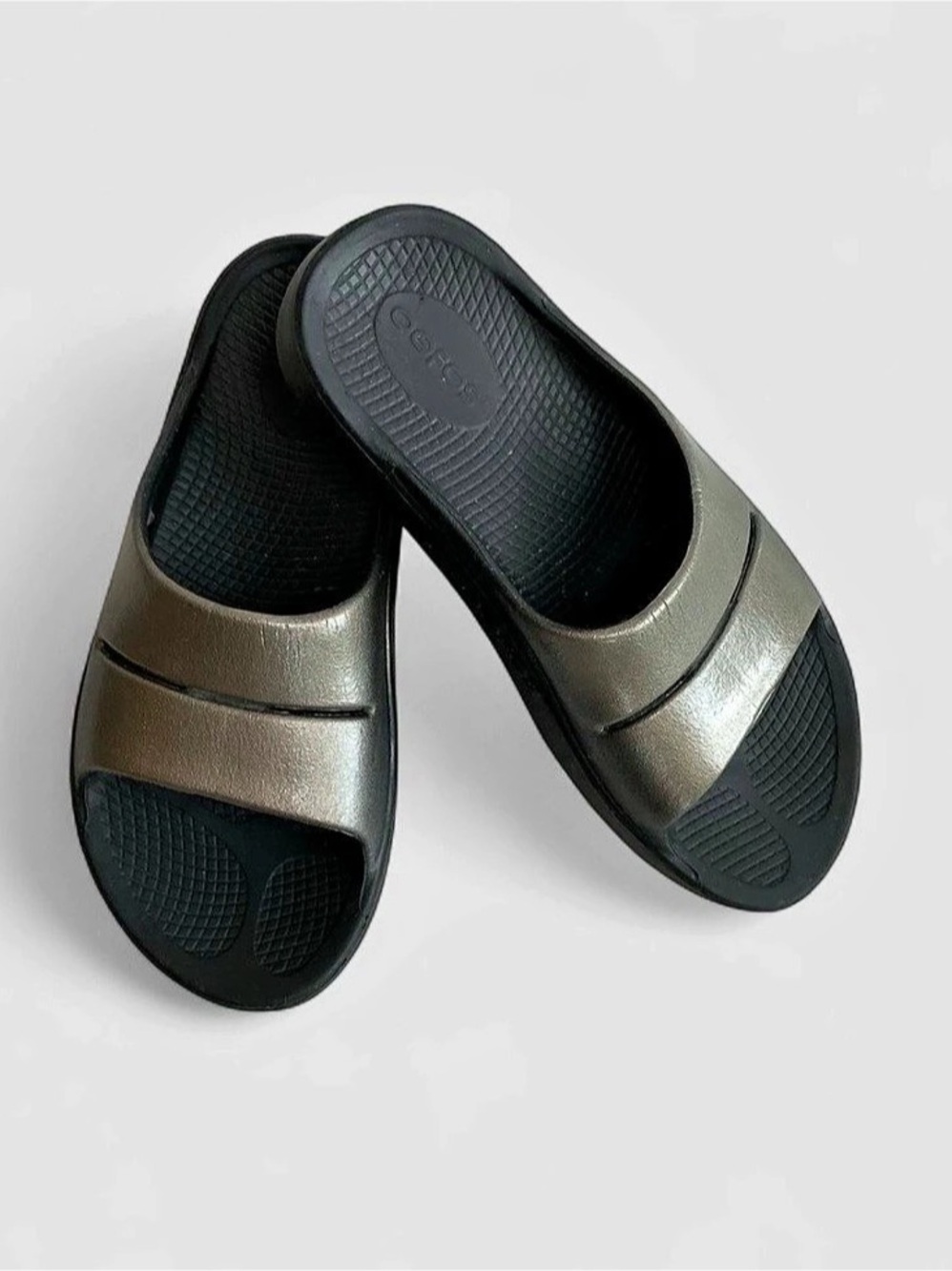 OOFOS OOahh Luxe Metallic Slate Recovery Slide Sandals Black Mens 6 Womens 8